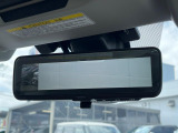 【スマートリヤビューミラー】後席の大きな荷物や同乗者で後方が確認しづらい時でも安心!カメラが撮影した車両後方の映像をルームミラー内に表示。クリアな視界で状況の確認が可能です!