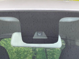 【三菱e-Assist】走行中に前方の車両等を認識し、衝突しそうな時は警報とブレーキで衝突回避と被害軽減をアシスト。より安全にドライブをお楽しみいただけます。