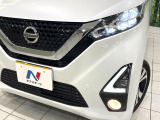 【LEDヘッドライト】悪天候や夜間走行時も良好な視界を確保し安心して運転できる高輝度LEDヘッドライトを装備!点灯速度が早く、消費電力も抑えられています。