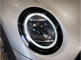 【LEDヘッドライト】先進のLEDテクノロジーを採用。放射される白色光の周波特性は太陽光に近く、バイキセノン・ヘッドライトを上回るコントラストで更に明るく輝きます!