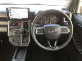 シンプルで使いやすいコクピット。視界性もよく運転しやすいですよ。スイッチ類も使いやすい場所に配置されています。