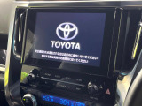 【メーカー純正ナビ】インテリアに溶け込むスタイリッシュな「専用設計」メーカーナビを装備♪視認性や操作性など基本性能にも優れ、より上質なカーライフをお楽しみいただけます。