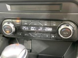 【オートエアコン】一度お好みの温度に設定すれば、車内の温度を検知し風量や温度を自動で調整。暑い&hellip;寒い&hellip;と何度もスイッチ操作をする必要はありません。快適な車内空間には必須の機能ですね♪