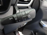 スイッチをオートに設定しておけば、車外の明るさに応じて自動的にヘッドランプを点灯・消灯します。夕暮れ時やトンネルの続く山道などを走行する時に便利なコンライトを装備しています。