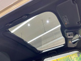 【ガラスルーフ】ガラスルーフ搭載で車内の解放感が一気にアップ!開放的なドライブをお楽しみいただけます。