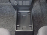 センターフロアトレイ。ティッシュ箱を置いた下にも携帯電話などを収納できる空間があります。さり気ない気遣いを感じられます。