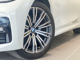 BMW純正アロイホイールはモデルやパッケージに合わせてデザインされています。洗練されたデザインで、足元の個性を引き立てます。