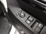 ワンタッチでドアミラーの格納が可能です!狭い車庫や立体駐車場などにオススメ!