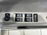 【電動格納ミラー】サイドミラーは電動格納式となっており、狭い駐車場でもキズがつくリスクを抑えられます。