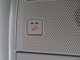 万が一の事故や急病時に心強いSOSコール。ボタン操作時やエアバッグ作動時に専門のオペレーターへ繋がり、警察・救急への通報やロードサービスの手配を迅速に行う、安心のコネクティッドサービスです。