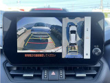 パノラミックビューモニター付きです。車両を上から見たような映像をディスプレイオーディオ画面に表示。運転席からの目視だけでは見にくい、車両周辺の状況をリアルタイムでしっかり確認できます。