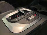 ドライバーを中心に考えた運転席の設定になっております。ナビゲーション/エアコンの操作も簡単に操作が可能です。是非、ご試乗で体感していただくことをおススメいたします。