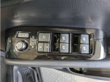 パワーウィンドウのスイッチですよ。 運転席に居ながら窓を開け閉めのコントロールできますよ。 ロック機能で、子供がイタズラして窓を開けるという事も無くなりますよ。