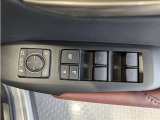 パワーウィンドウのスイッチですよ。 運転席に居ながら窓を開け閉めのコントロールできますよ。 ロック機能で、子供がイタズラして窓を開けるという事も無くなりますよ。