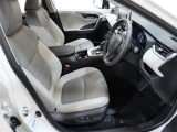 運転席です。シート表皮はライトグレーの合成皮革+ステッチ付。