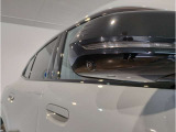 【デザインとの融合】BMWデザイナーが創り出したボディデザインを損なう事のない様に配置とデザインに拘っています。ドアノブについてもBMWの拘りに妥協はありません。