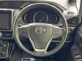 【純正革巻きステアリング】上質な革を使用することで、手にしっかり馴染みとても運転しやすいハンドルです♪