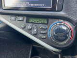 【オートエアコン】一度お好みの温度に設定すれば、車内の温度を検知し風量や温度を自動で調整。暑い&hellip;寒い&hellip;と何度もスイッチ操作をする必要はありません。快適な車内空間には必須の機能ですね♪