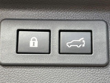 【パワーバックドア】スマートキーや運転席のボタンを押すだけでリアゲートが自動で開閉します!荷物を持っている時や、高い位置にあるバックドアを閉める際に便利な機能です♪