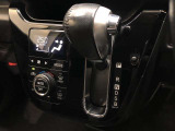 操作しやすいATシフトです。シフトチェンジを気にしなくてよいので運転だけに集中できますね。自然と手に届くところにある、手になじむ形状のシフトノブがいいですね。
