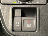 指先だけで簡単に操作が可能な電動パーキングブレーキを採用。「HOLD」スイッチを押すと、渋滞や信号待ちなどでブレーキペダルから足を離しても、ブレーキを保持するので安心です