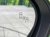 【ブラインドスポットモニター】走行中、ドアミラーの死角になりやすい箇所に後続車が接近するとサイドミラーのレンズに警告を表示!ドライバーに注意喚起をしてくれます。