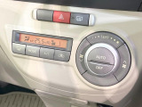 【オートエアコン】一度お好みの温度に設定すれば、車内の温度を検知し風量や温度を自動で調整。暑い&hellip;寒い&hellip;と何度もスイッチ操作をする必要はありません。快適な車内空間には必須の機能ですね♪