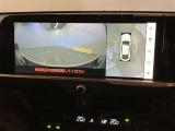 【パノラミックビューモニター】映像で、見づらい車両周辺の確認をアシスト。クルマを真上から見ているような映像を表示。 運転席から確認しにくい車両周囲の状況を把握。