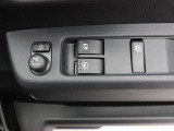 運転席側には 集中スイッチ(全ドアを操作するスイッチ) があり、運転席から乗員全員分の窓をコントロールできます。