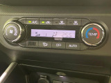 【オートエアコン】一度お好みの温度に設定すれば、車内の温度を検知し風量や温度を自動で調整。暑い&hellip;寒い&hellip;と何度もスイッチ操作をする必要はありません。快適な車内空間には必須の機能ですね♪