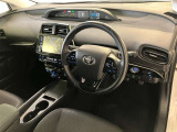 運転席は見やすく整理され、ナビも美しく装着され操作性にも優れています!