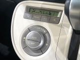 【オートエアコン】一度お好みの温度に設定すれば、車内の温度を検知し風量や温度を自動で調整。暑い&hellip;寒い&hellip;と何度もスイッチ操作をする必要はありません。快適な車内空間には必須の機能ですね♪