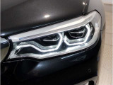 【LEDヘッドライト】先進のLEDテクノロジーを採用。放射される白色光の周波特性は太陽光に近く、バイキセノン・ヘッドライトを上回るコントラストで更に明るく輝きます!