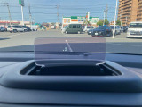【ヘッドアップディスプレイ(HUD)】フロントウインドウガラスに走行情報を投影します。運転中の目線と重なるように表示されるので、少ない視線移動で速度が確認できるので、 ドライビングに集中できます!