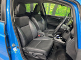 運転席まわりには十分なスペースがあり、大柄な方でもゆったり運転していただける環境です。