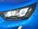 ●LEDヘッドライト:夜間走行時も良好な視界を確保し安心して運転できる高輝度LEDヘッドライトを装備!点灯速度が早く、消費電力も抑えられています。
