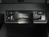 運転席お膝元にETCカード挿入口がございます。
