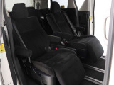 【特別仕様車限定】ハーフレザーシート!本革&ブラック人工皮革とアルカンターラシートがミックスされたハーフレザーシートです。おしゃれな色の組み合わせで高級感のある車内空間が広がっております。