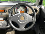 インテリアに合わせたデザインのステアリングは、運転される方のことも考え、運転しやすい形状、大きさです。是非一度、実際に触ってお確かめください。