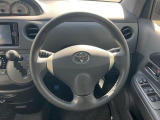 インテリアに合わせたデザインのステアリングは、運転される方のことも考え、運転しやすい形状、大きさです。是非一度、実際に触ってお確かめください。