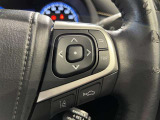 ステアリングスイッチ付きで、運転中に視線を前に向けたまま操作できます。