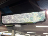 【デジタルインナーミラー】後席の大きな荷物や同乗者で後方が確認しづらい時でも安心!カメラが撮影した車両後方の映像をルームミラー内に表示。クリアな視界で状況の確認が可能です!