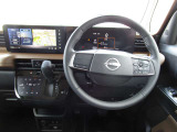 視界が良く操作しやすい運転席 様々なスイッチ類が安全と快適をお届けいたします。