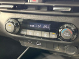 【オートエアコン】一度お好みの温度に設定すれば、車内の温度を検知し風量や温度を自動で調整。暑い&hellip;寒い&hellip;と何度もスイッチ操作をする必要はありません。快適な車内空間には必須の機能ですね♪