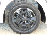 【ホイルキャップ】 純正ホイール装着車です。キャップですので万が一キズをつけても簡単に交換可能です。