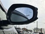 隣車線を走る車両をレーダーで検知し、ドアミラーでは確認しにくい後側方エリアに存在する車両に加え、急接近してくる車両も検知します。車両を検知するとドアミラーに搭載されたLEDインジケーターが点灯します。