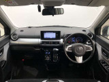 シンプルながら機能性あふれる運転席廻りです。視界性もよく、運転しやすいですよ。