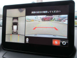 車両の前後左右にある4つのカメラを合成することで、まるでご自身のクルマを空から見ているような俯瞰での映像を映し出してくれます。バック時ももちろんのこと、前進時に視界の悪い交差点でも役に立ちますね。