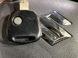 【キーレス】少し離れた場所からでもボタン一つでドアの開錠・施錠ができるのでとっても便利!ドアの鍵穴周りに傷をつけることもありません♪