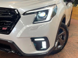 【LEDヘッドライト】悪天候や夜間走行時も良好な視界を確保し安心して運転できる高輝度LEDヘッドライトを装備!点灯速度が早く、消費電力も抑えられています。